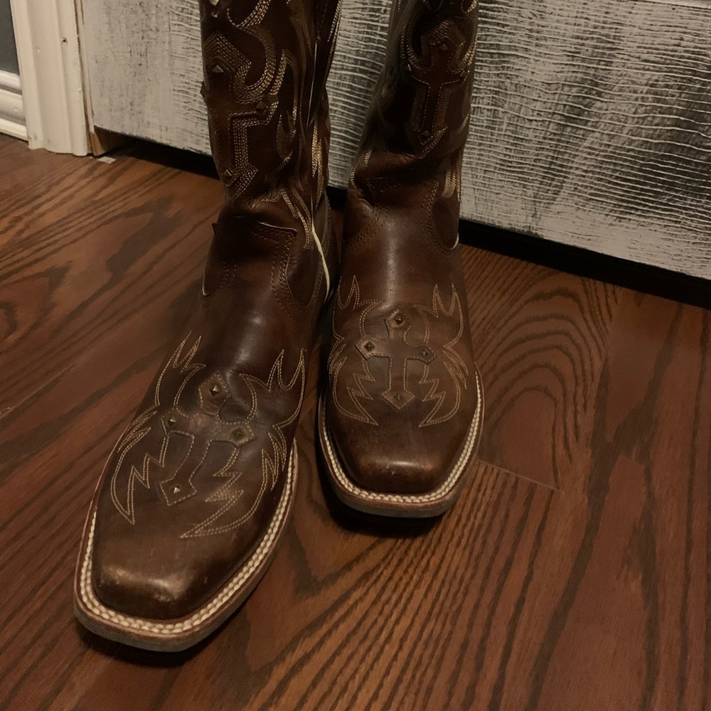 Women’s Ariat cowboy boots